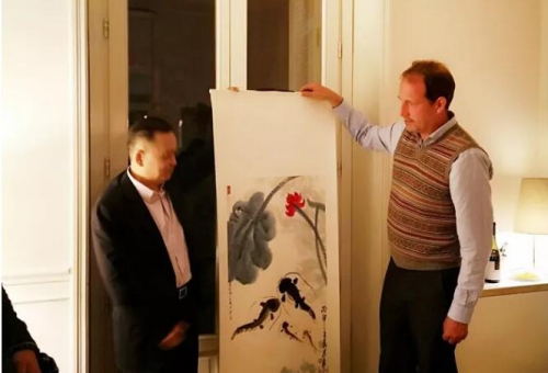  君寿向西班牙亲王布鲁诺·戈麦斯·阿塞博（右）传授宫廷画法。