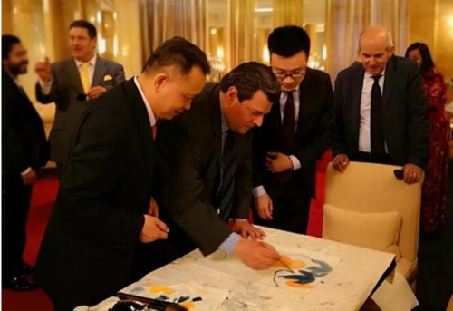  君寿向世界拳击理事会（WBC）总裁摩利士奥·苏莱曼先生（前排右二）传授宫廷画法。