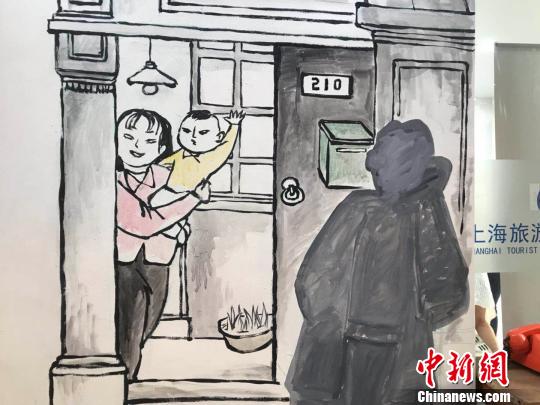 以前居民都要在弄堂口的传呼电话亭打电话。　王子涛 摄