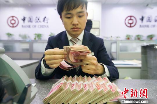 山西太原，银行工作人员正在清点货币?！≌旁?摄