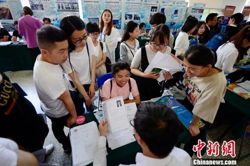 资料图：招聘会。<a target='_blank' href='http://www.chinanews.com/'>中新社</a>记者 刘文华 摄