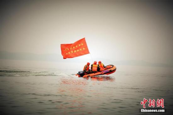 近日，湖北赤壁市遭遇暴雨，防汛任务提前。4月24日，赤壁消防大队举行防汛抗洪应急救援拉动演练。图为消防官兵“乘风破浪”。 徐聪聪 摄