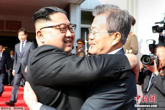 5月26日，韩国总统文在寅在板门店朝方一侧的统一阁与朝鲜国务委员会委员长金正恩举行会晤。