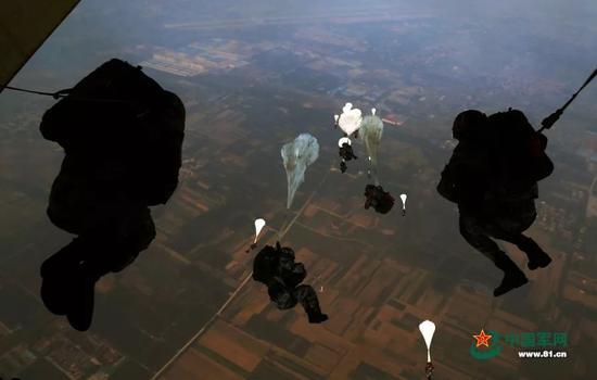▲王海涛摄影作品：我们是英雄的中国空降兵！