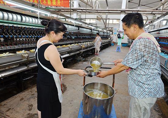 山西人社厅:绿豆汤等防暑饮料不得充抵高温津贴