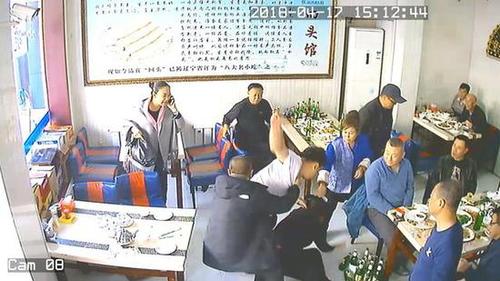 男子调戏陌生女子被女子母亲制止 殴打母女被批捕