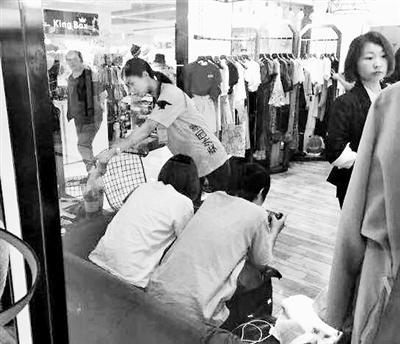 ▲梅菊把外卖送到观音桥商圈门市 点击进入下一页