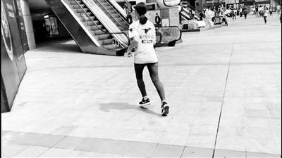 ▲经常跑着送外卖 点击进入下一页