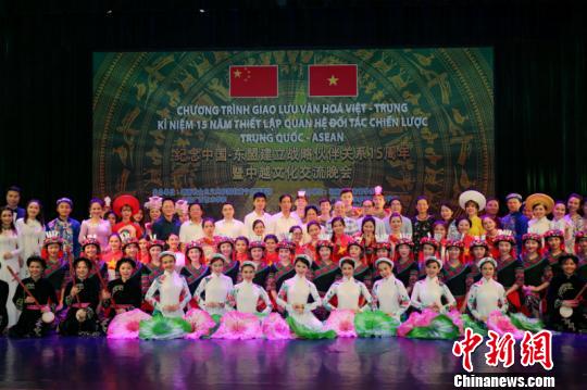 图为与会嘉宾演员合影 吴凯雄 摄 图为与会嘉宾演员合影 吴凯雄 摄