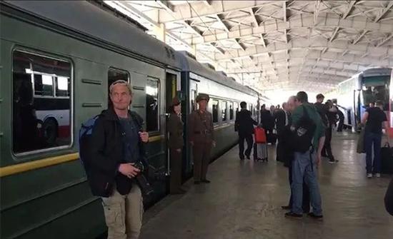 朝鲜绿皮专列:女兵负责打扫 菜吃完一道才上一道