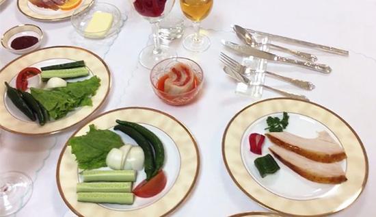 朝鲜绿皮专列:女兵负责打扫 菜吃完一道才上一道