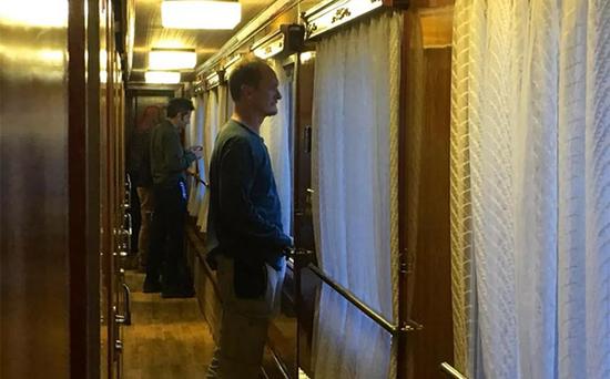 朝鲜绿皮专列:女兵负责打扫 菜吃完一道才上一道