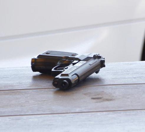 中国留学生洛杉矶大街上玩仿真枪 遭警察搜身上铐