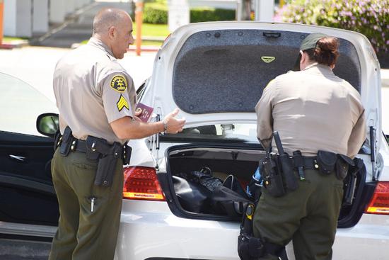 中国留学生洛杉矶大街上玩仿真枪 遭警察搜身上铐