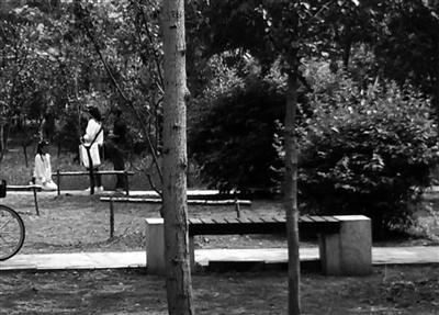 少女因学习问题被父母公园罚跪 专家:会伤孩子尊严