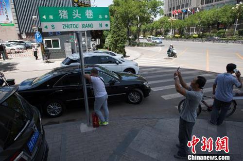 路人拍摄“猪头巷”路牌留念?！∥淇〗?摄