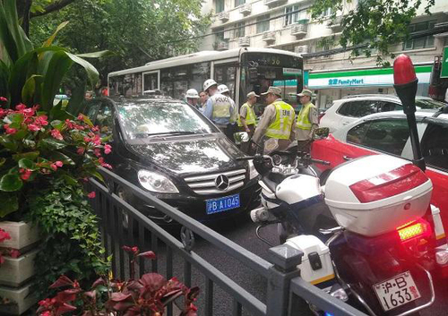 套牌奔驰被查时逃逸撞断警察3根肋骨 司机被刑拘