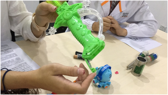 SGS通标标准技术服务有限公司深圳玩具实验室专家现场讲解