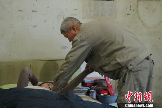 遂昌好丈夫悉心照料病妻十七载 遂昌宣传部提供