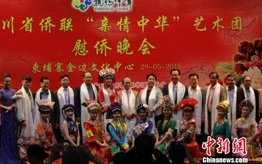 中国侨网图为演出结束后?！都碇惺北ā诽峁? style=