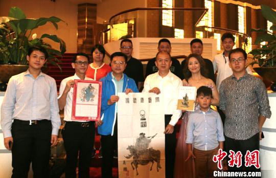 中国侨网向菲律宾侨领蔡祥维（右三）、林志农（左二）赠送洛阳关林关帝像拓片、关公文化专著和关公像年历　林才强　摄