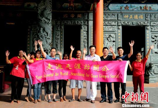 在印尼巴厘岛保安宫关帝殿，打出“走遍天涯访关公”横幅 郭薪秀 摄