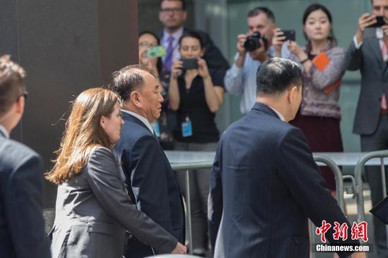 当地时间5月30日，朝鲜劳动党中央委员会副委员长金英哲抵达美国纽约联合国广场大厦。他将于本周在纽约会见美国国务卿蓬佩奥。金英哲为18年来访美的朝鲜最高级别官员。<a target='_blank' href='http://www.chinanews.com/'>中新社</a>记者 廖攀 摄