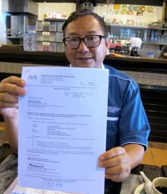 中国侨网罗永忠出示教育局调动师资的开会函件。（图片来源：马来西亚光华网）