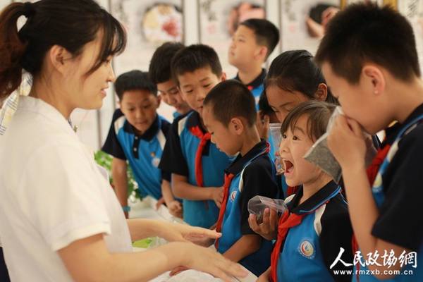 小学生们了解中药知识