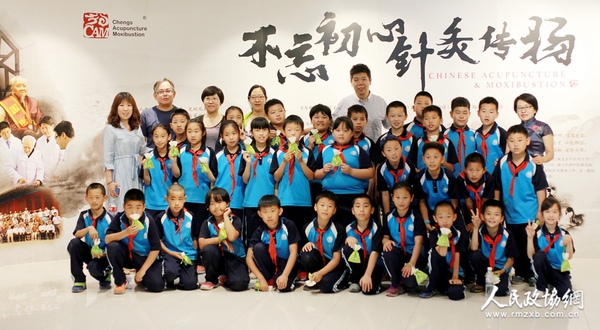 北京市政协委员、程莘农院士嫡孙程凯教授与孩子们合影留念