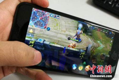 资料图：网友在用手机流量玩游戏。<a target='_blank' href='http://www.chinanews.com/' >中新网</a> 程春雨 摄