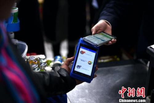 图为消费者在使用“云闪付”APP向商户付款?！≈芪脑?摄