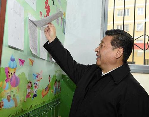 2015年2月14日，在陕西考察工作的习近平专程来到杨家岭福州希望小学察看学校办学情况。来源：新华社