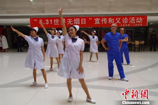 云南医护人员“快闪+义诊”科普吸烟是病得“治”