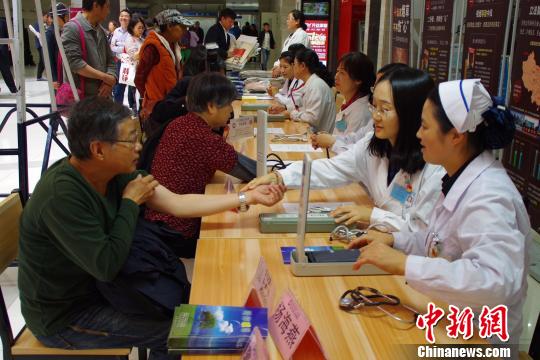 图为当天的义诊活动 陈静 摄 图为当天的义诊活动 陈静 摄