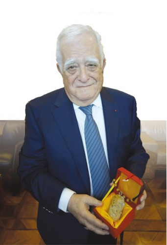 卡萨在展示他的中国纪念品。 　　本报记者 黄培昭摄