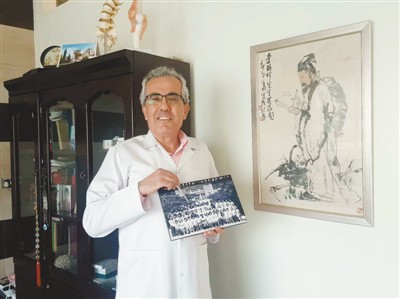 胡代伊布展示他在原北京医科大学学习时的合影。 　　本报记者 黄培昭摄 