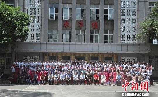 图为与会嘉宾与学生合影 林浩 摄 图为与会嘉宾与学生合影 林浩 摄