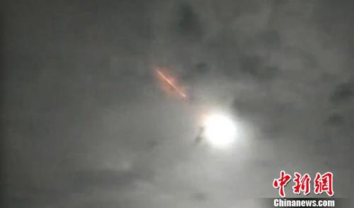 云南景洪市一段亮光划过夜空专家:70%为陨石坠落