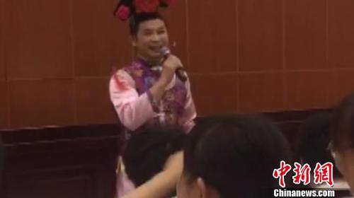 图为活动现场，男老师扮“华妃”为高考生减压。 钟欣 摄