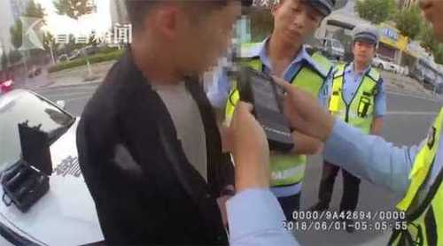 70701c5dcbebd02386cde6f7c3d6c1a9.jpg 酒驾司机等红灯睡2小时 被叫醒后逃跑途中车又翻了