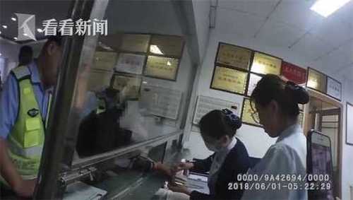 cfd5a70d3fc181b9af9d7fdc019e8e1a.jpg 酒驾司机等红灯睡2小时 被叫醒后逃跑途中车又翻了