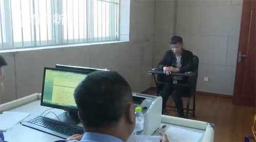 7a167d016740410f8a725a6a2ddd4ea4.jpg 酒驾司机等红灯睡2小时 被叫醒后逃跑途中车又翻了