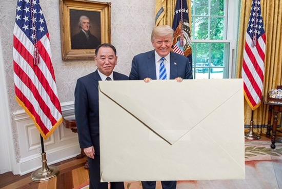 特朗普收到金正恩亲笔信 不料又被网民调侃手小了