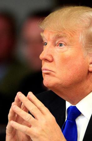 特朗普收到金正恩亲笔信 不料又被网民调侃手小了