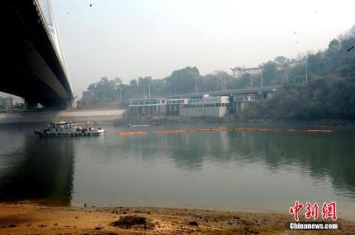 资料图:水源地污染 <a target='_blank' href='http://www.chinanews.com/'>中新社</a>发 刘可耕 摄 点击进入下一页