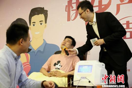 体验4级疼痛的男士表示：“这个级数我觉得已经非常疼了?！?芊烨 摄