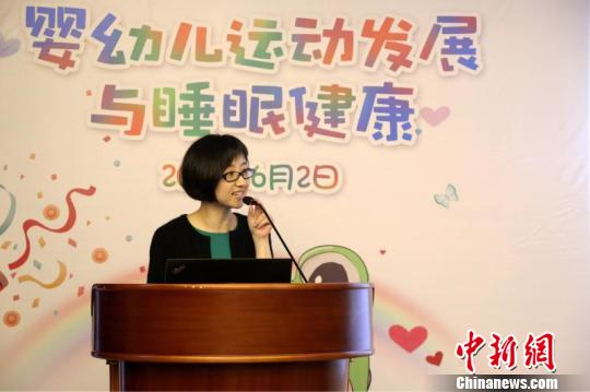 一妇婴妇幼保健部主任花静表示，幼儿期和学龄前阶段是视觉和大脑发育的关键时期和可塑阶段。　芊烨 摄