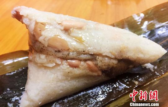 刚煲熟的台山咸肉粽 李晓春 摄 刚煲熟的台山咸肉粽 李晓春 摄