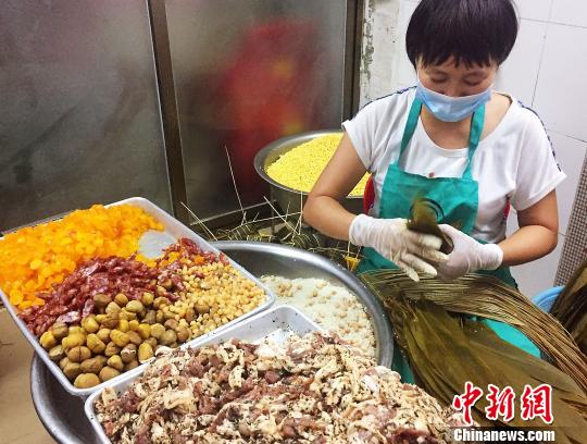 台山人在手工裹咸肉粽 李晓春 摄 台山人在手工裹咸肉粽 李晓春 摄